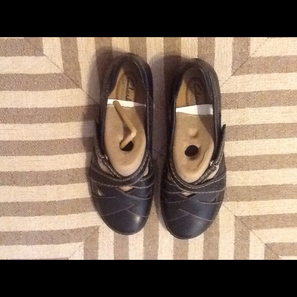 NWOT Clarks Navy Blue Flat Shoes in Size 7